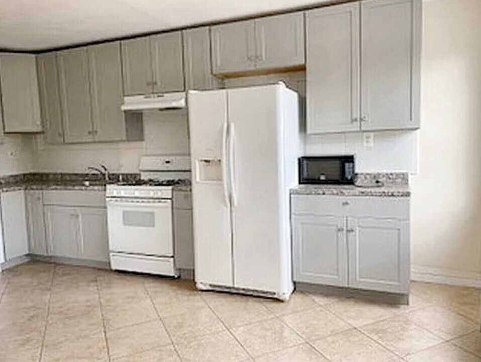 67-14 Juno St in Queens, NY - Building Photo