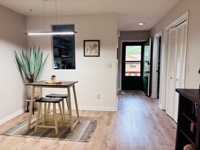 551 Courtwood Ln, Unit #5 in Hendersonville, NC - Foto de edificio - Building Photo