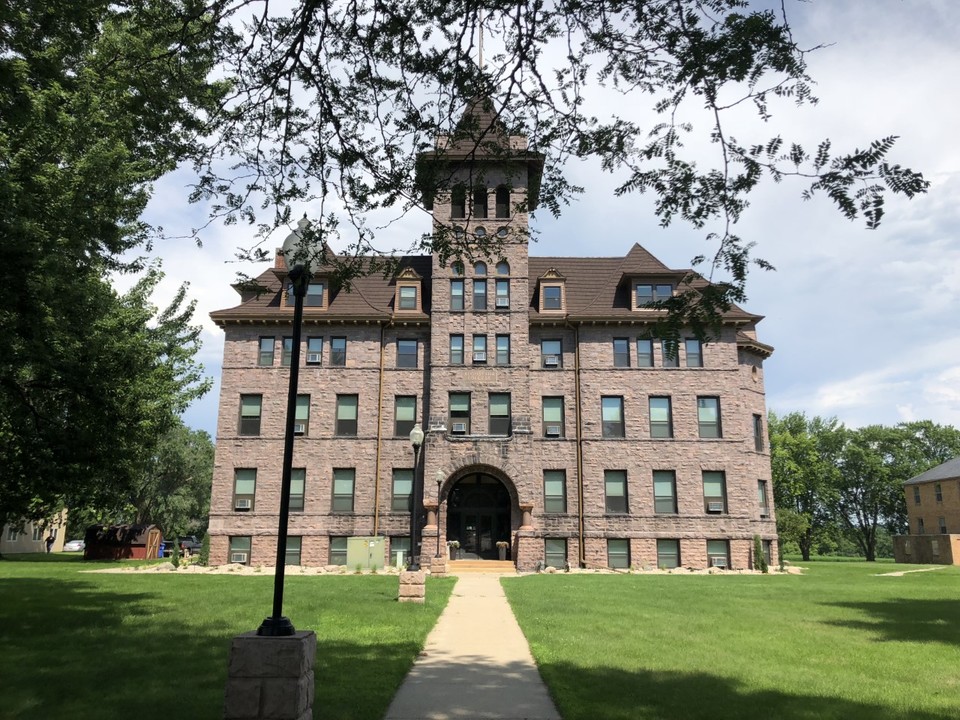 Old Main Apartments in Canton, SD - Building Photo