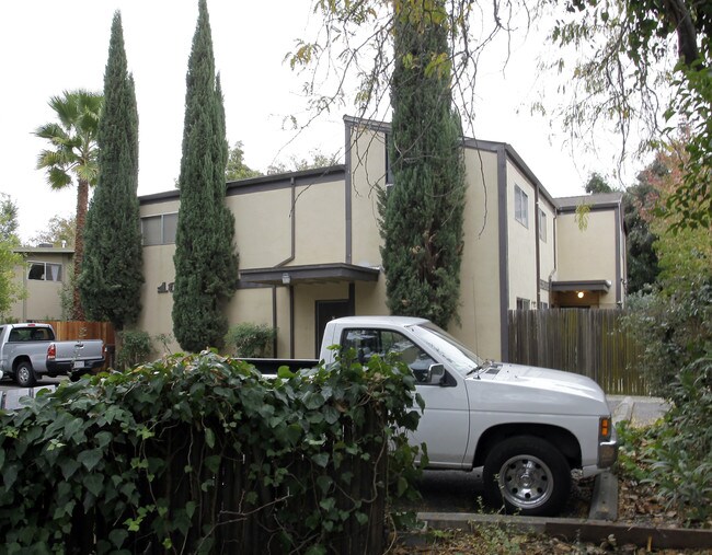 1352 Drake Dr in Davis, CA - Foto de edificio - Building Photo