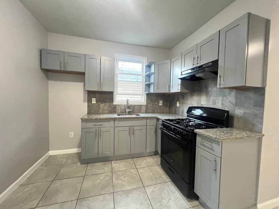 88 Pearsall Ave, Unit 5 in Jersey City, NJ - Foto de edificio