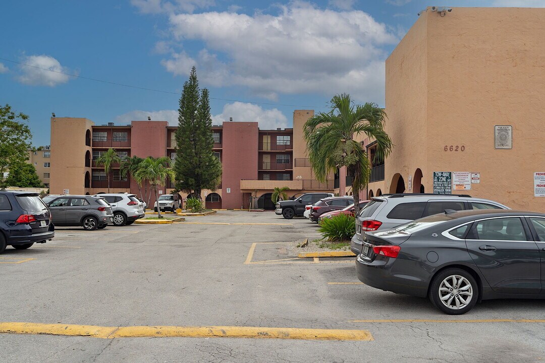 6620 W 2nd Ct, Unit 104 in Hialeah, FL - Building Photo