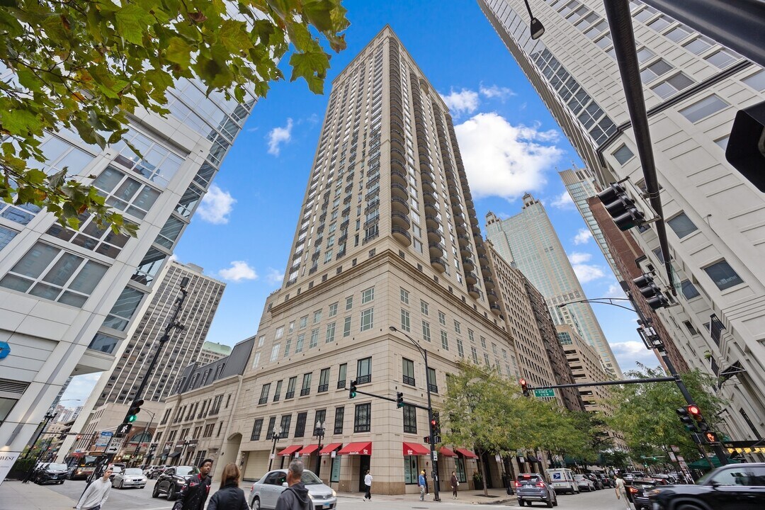 10 E Delaware Pl in Chicago, IL - Building Photo