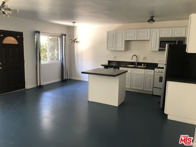 13757 Vanowen St in Los Angeles, CA - Building Photo - Building Photo