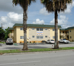 Sunrise Garden Apartments in Sunrise, FL - Building Photo - Building Photo