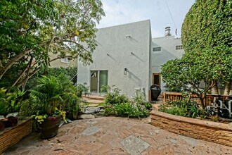 204 N Poinsettia Ave in Manhattan Beach, CA - Building Photo - Building Photo