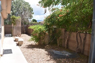 8600 Simi Ln NE in Albuquerque, NM - Foto de edificio - Building Photo