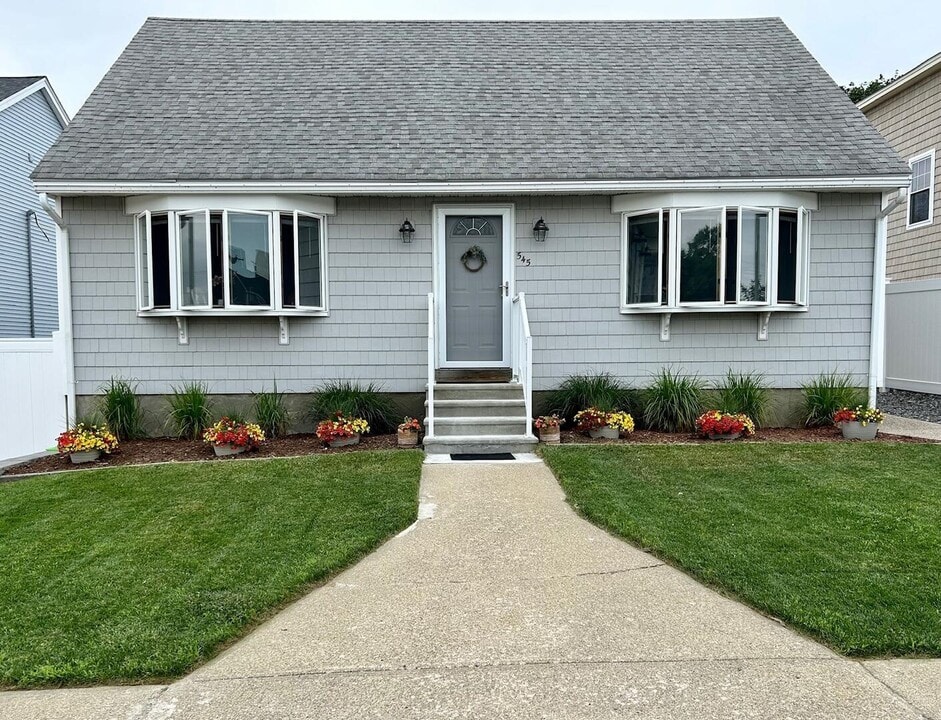545 Hudson St in Seabrook, NH - Building Photo