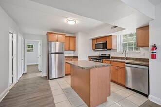 Stone Hill Apartments in Brookhaven, PA - Building Photo - Building Photo