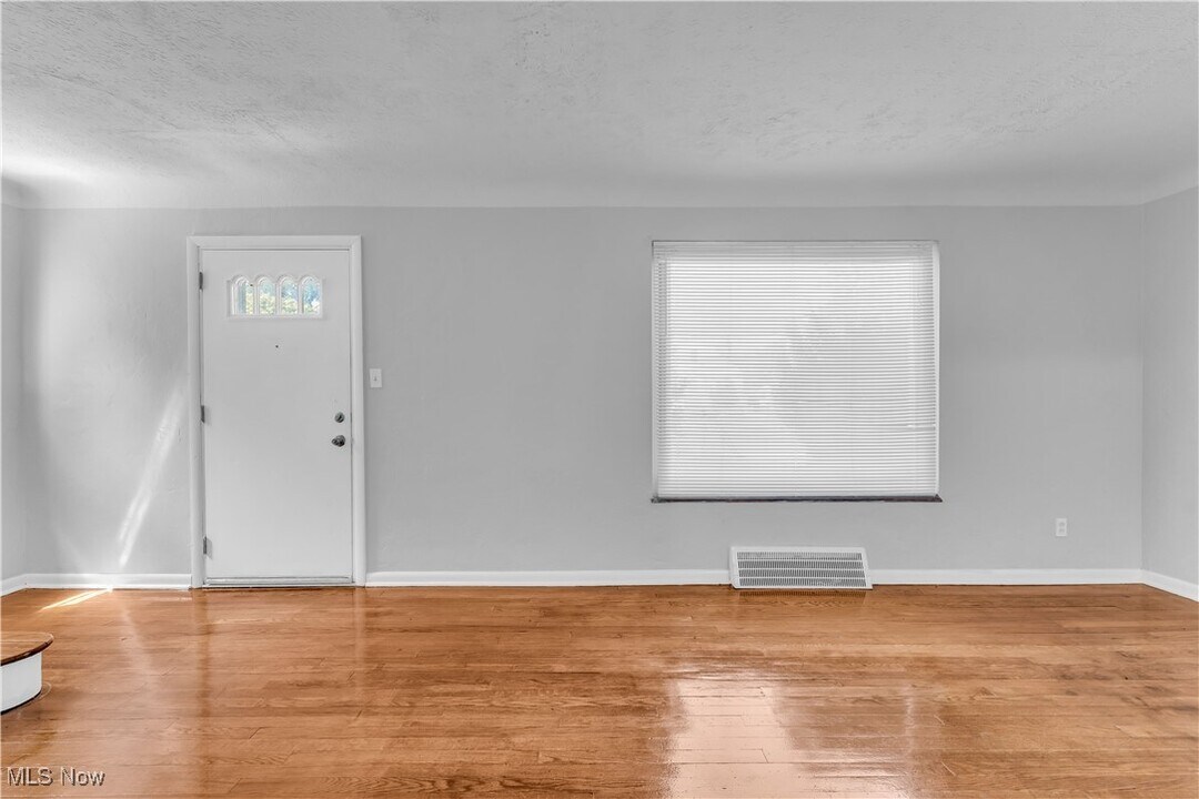 23820 Hartland Rd in Euclid, OH - Foto de edificio