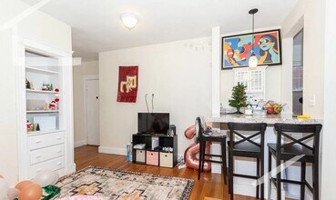 2003 Commonwealth Ave, Unit 10 in Boston, MA - Building Photo - Building Photo