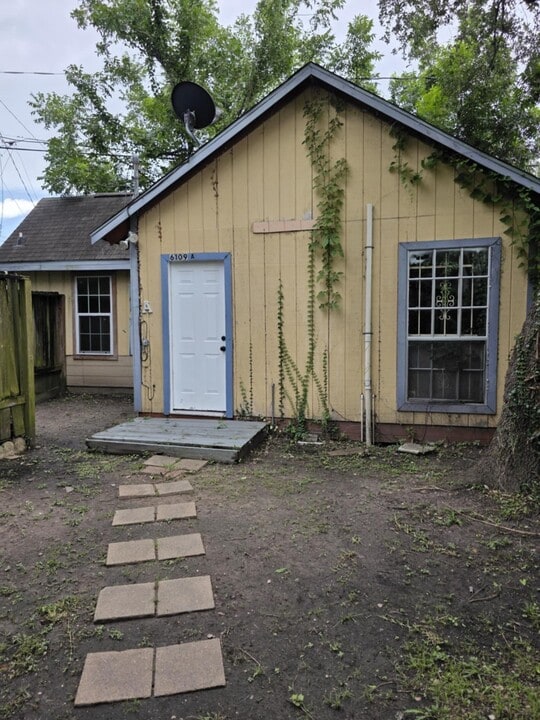 6109 Saxon Dr in Houston, TX - Building Photo