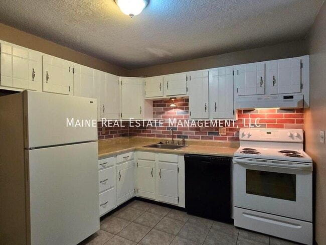 10 Tall Pines Dr in Lewiston, ME - Building Photo - Building Photo