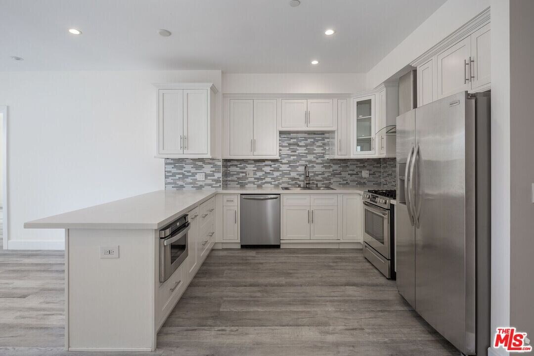 1237 S Holt Ave in Los Angeles, CA - Building Photo