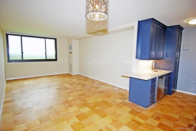 269-10 Grand Central Pkwy in Queens, NY - Building Photo - Building Photo