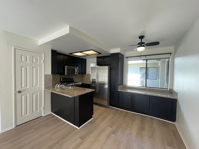 10740 Lawler St, Unit 10 in Los Angeles, CA - Foto de edificio - Building Photo