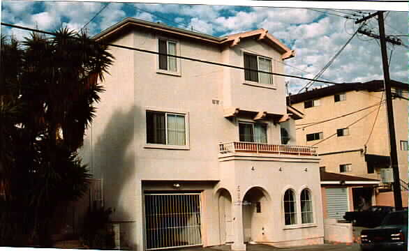 582 W 8th St in San Pedro, CA - Building Photo