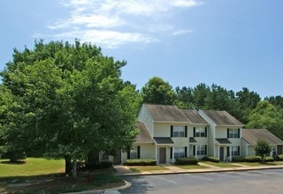 McKenzie Park Apartments in Louisburg, NC - Foto de edificio - Building Photo