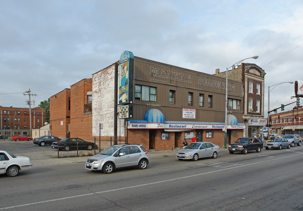 3196 N Milwaukee Ave in Chicago, IL - Building Photo