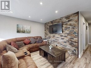 55 Davis Rd in Aurora, ON - Building Photo - Building Photo