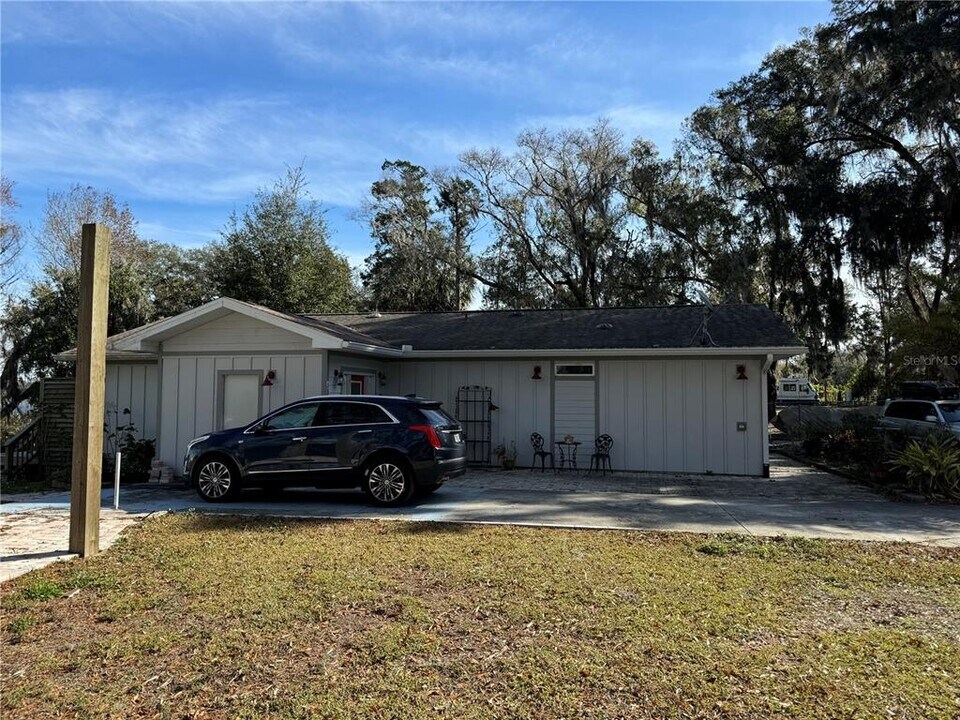 7569 W Riverbend Rd in Dunnellon, FL - Building Photo