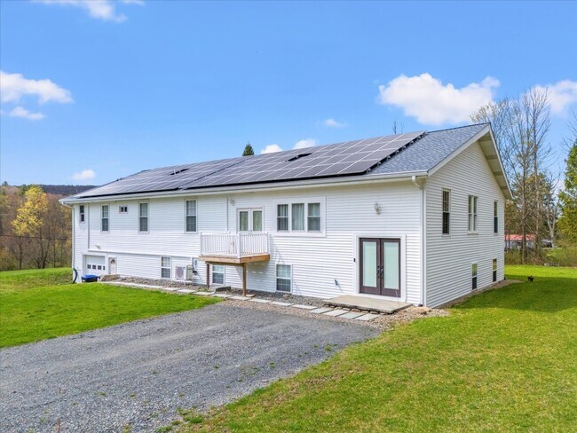 1205 Tracy Creek Rd in Vestal, NY - Building Photo - Building Photo