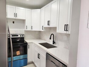 295 NW 72nd Ave in Miami, FL - Foto de edificio - Building Photo