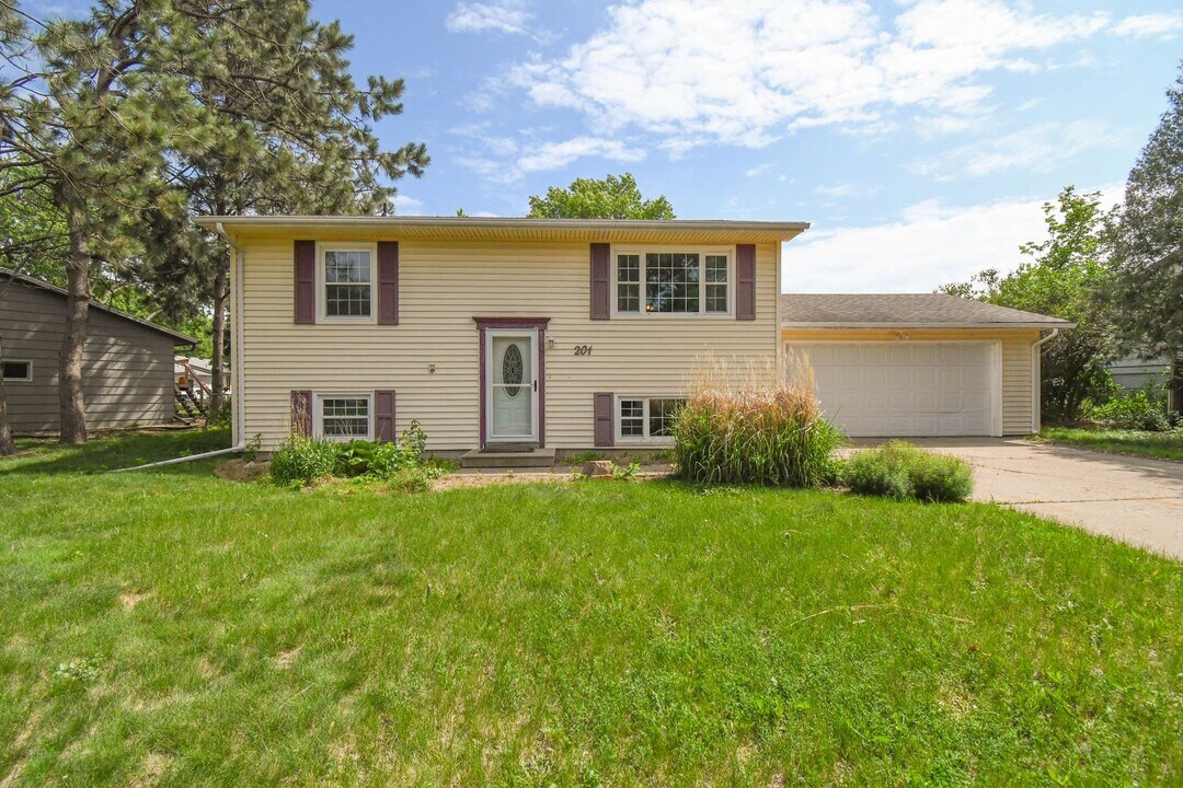 201 Maureen Dr in Brandon, SD - Building Photo
