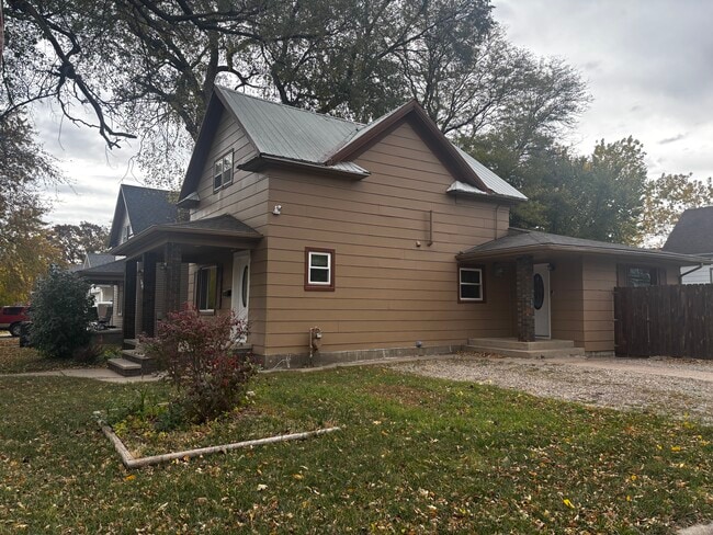 829 W 5th Ave in Mitchell, SD - Building Photo - Building Photo