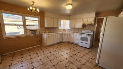 1012 E Brazos St in Portales, NM - Building Photo - Building Photo