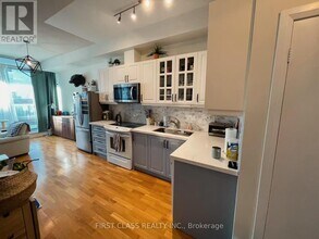 111 Elizabeth St in Toronto, ON - Building Photo - Building Photo