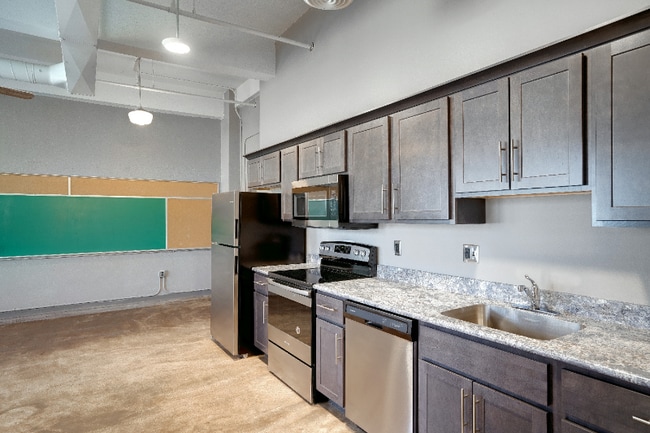 1009 Highland Ave in Salina, KS - Building Photo - Building Photo