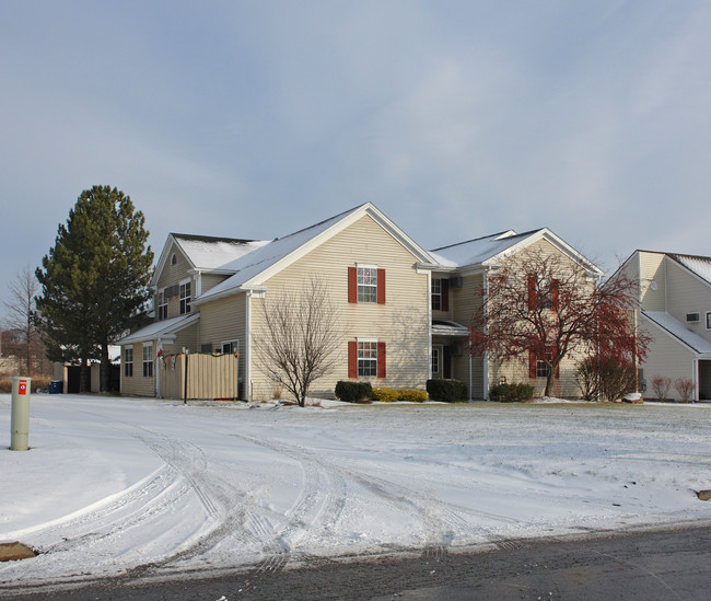 7476 Huntington Dr in Canfield, OH - Building Photo - Building Photo