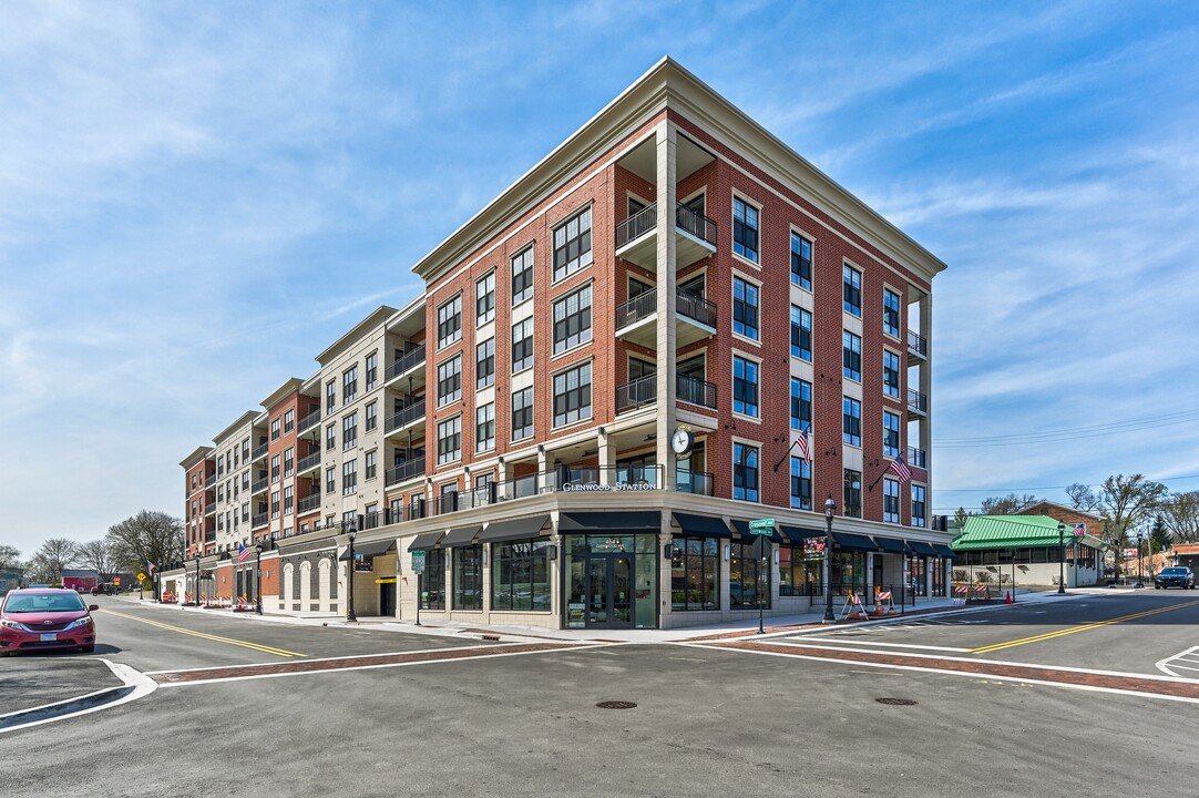 Glenwood Station in Glen Ellyn, IL - Foto de edificio