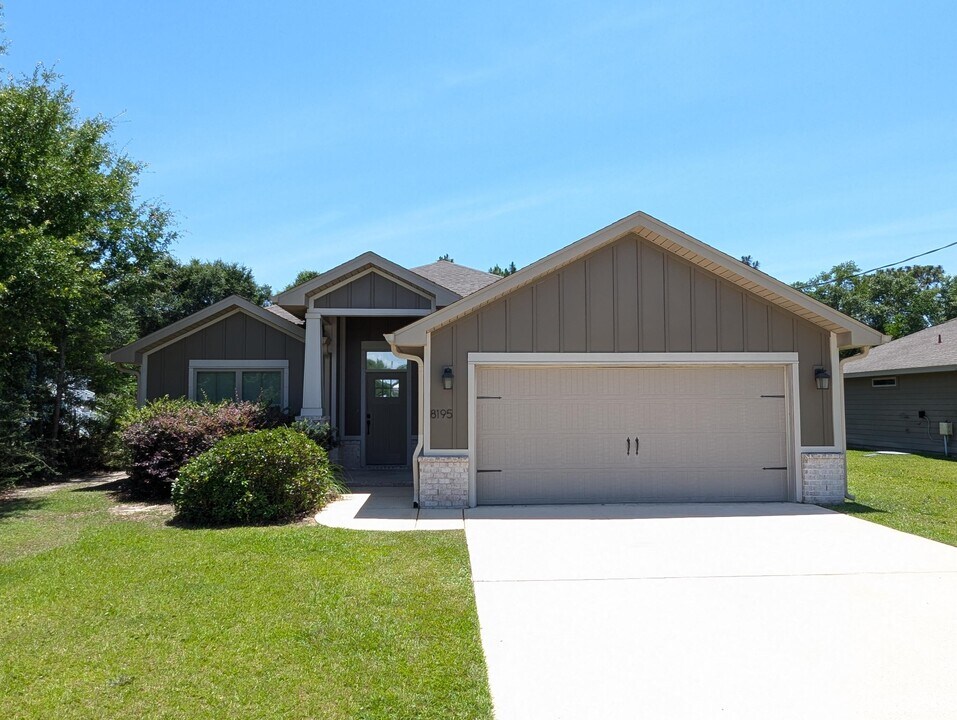 8195 Lucena St in Navarre, FL - Building Photo