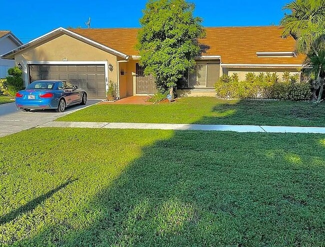 7689 W Country Club Blvd in Boca Raton, FL - Building Photo - Building Photo