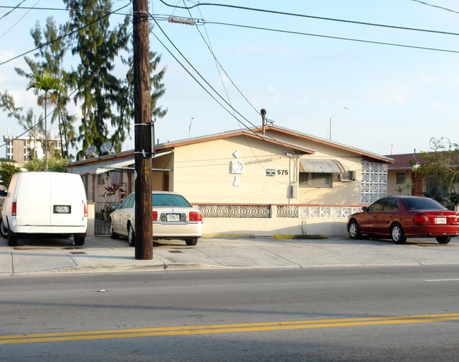 575-583 E 21st St in Hialeah, FL - Foto de edificio - Building Photo