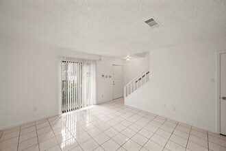 3987 Tanglewilde St in Houston, TX - Foto de edificio - Building Photo