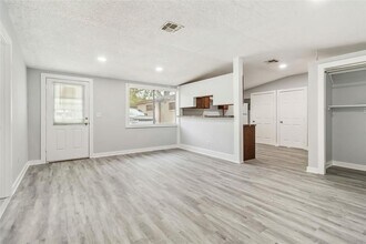 1020 Oasis St in New Braunfels, TX - Building Photo - Building Photo