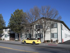 Oakwood Apartments in Reno, NV - Building Photo - Building Photo