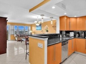401 Golden Isles Dr, Unit 1007 in Hallandale Beach, FL - Foto de edificio - Building Photo