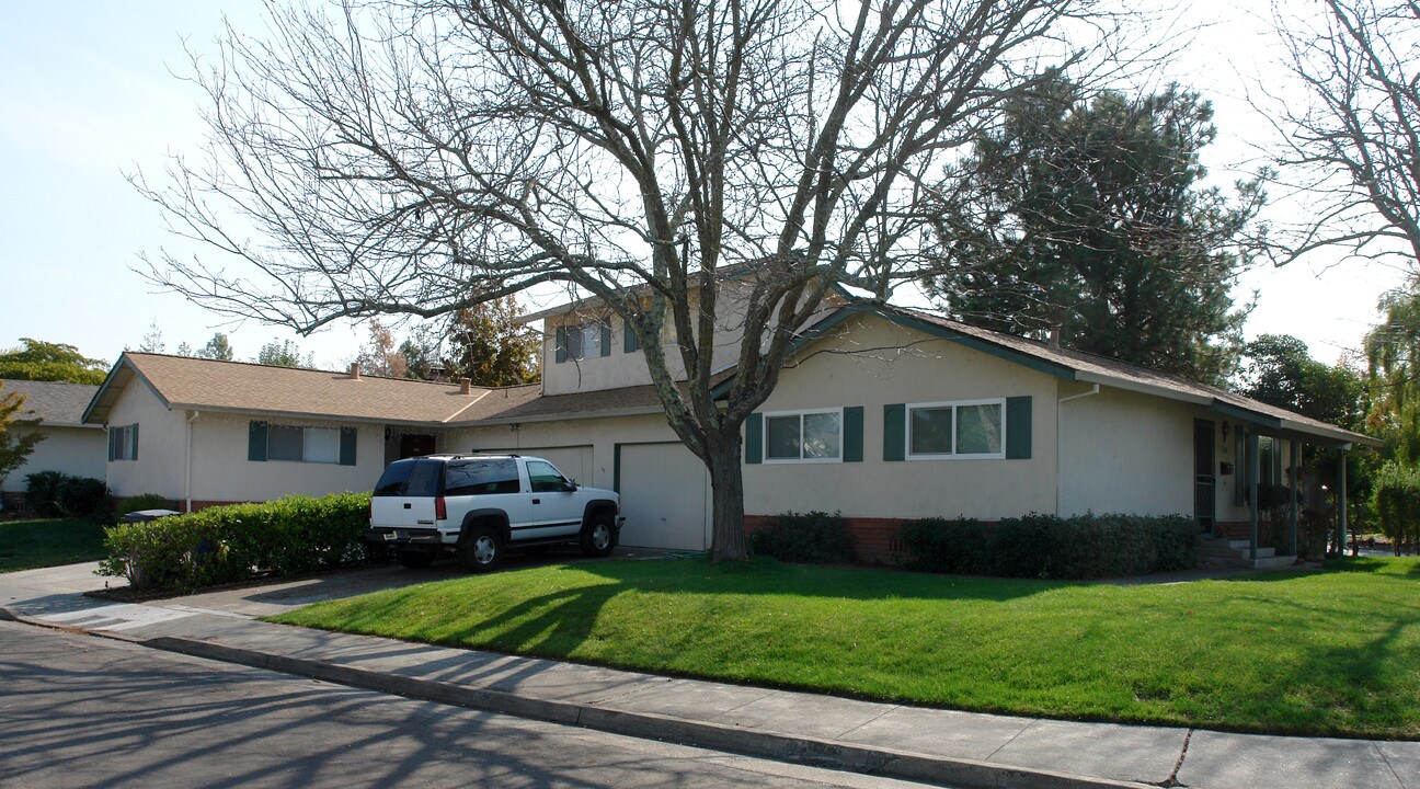 1225 Phyllis Cor in Santa Rosa, CA - Building Photo
