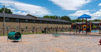 BC - Broadbay Crossings in Winston-Salem, NC - Foto de edificio - Building Photo