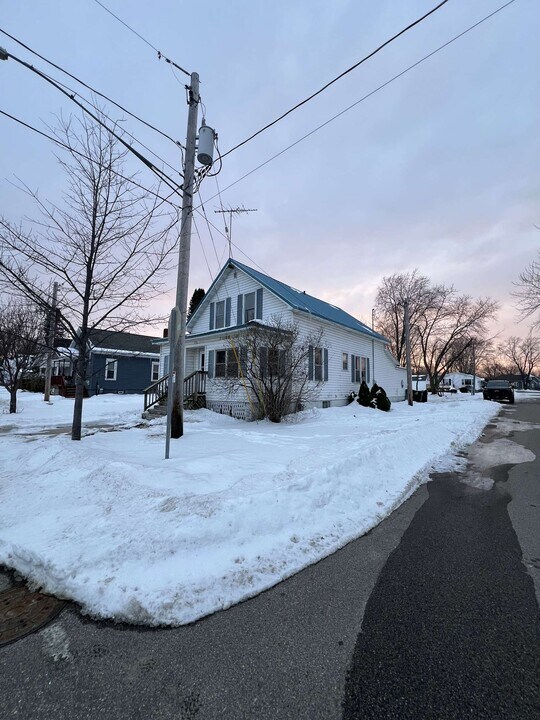 4121 N Shore Dr in Menominee, MI - Foto de edificio