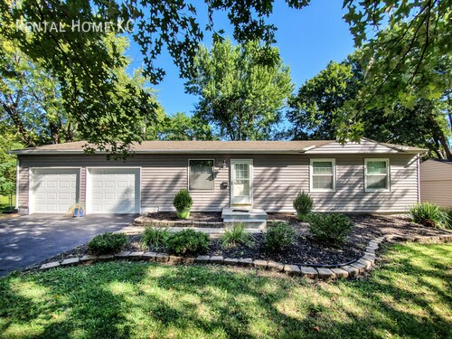 9010 W 101st St Photo