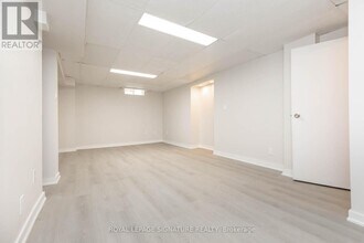 30 Larratt Ln in Richmond Hill, ON - Building Photo - Building Photo
