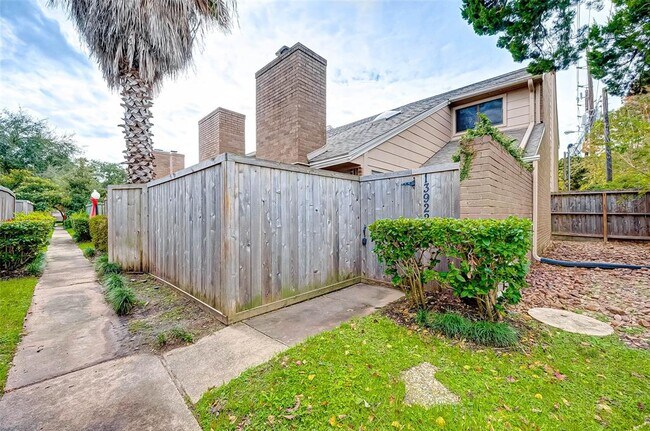 13922 Hollowgreen Dr in Houston, TX - Building Photo - Building Photo