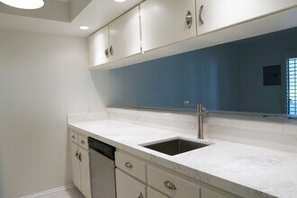 353 E Via Escuela in Palm Springs, CA - Building Photo - Building Photo