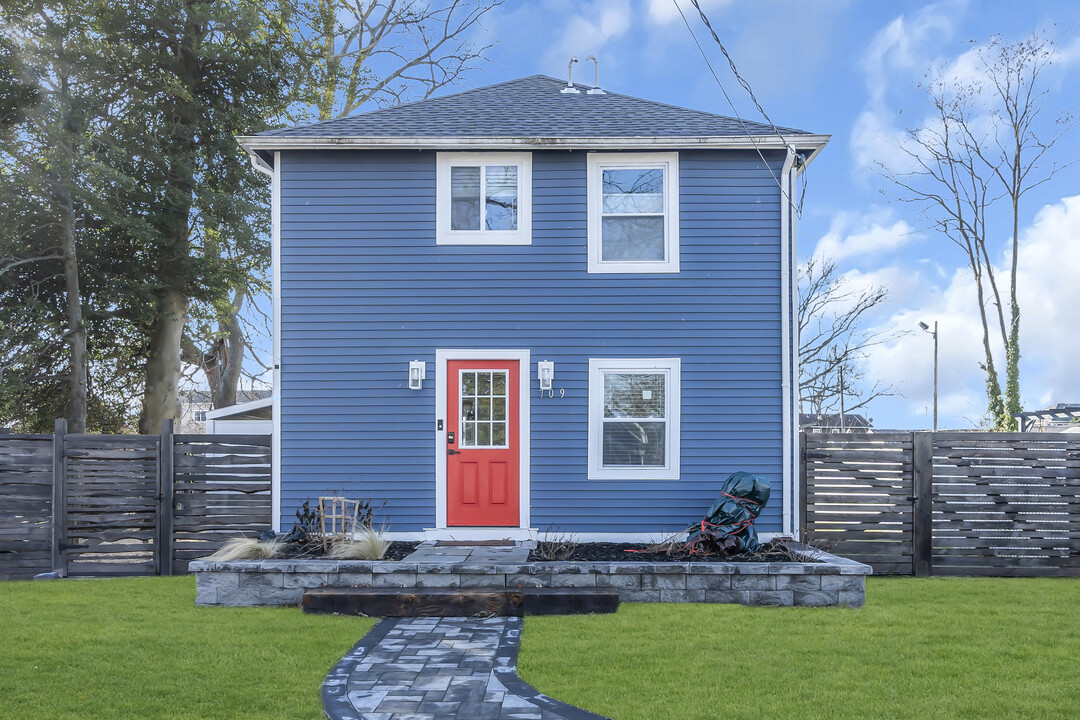 709 17th Ave in Belmar, NJ - Building Photo