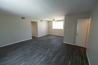 6651 Haskell Ave in Van Nuys, CA - Building Photo - Interior Photo